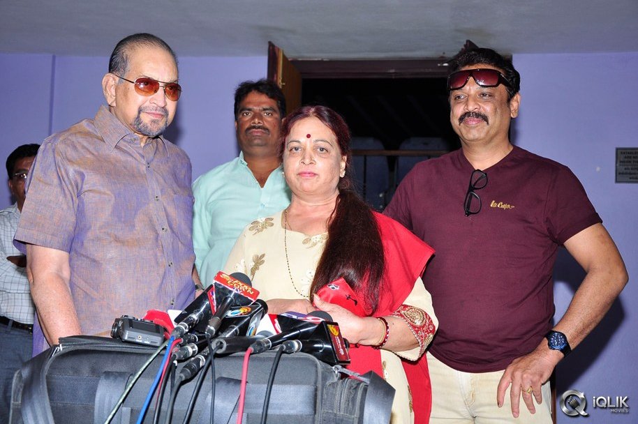 Krishna-and-Vijaya-Nirmala-at-Garam-Movie-Special-Show